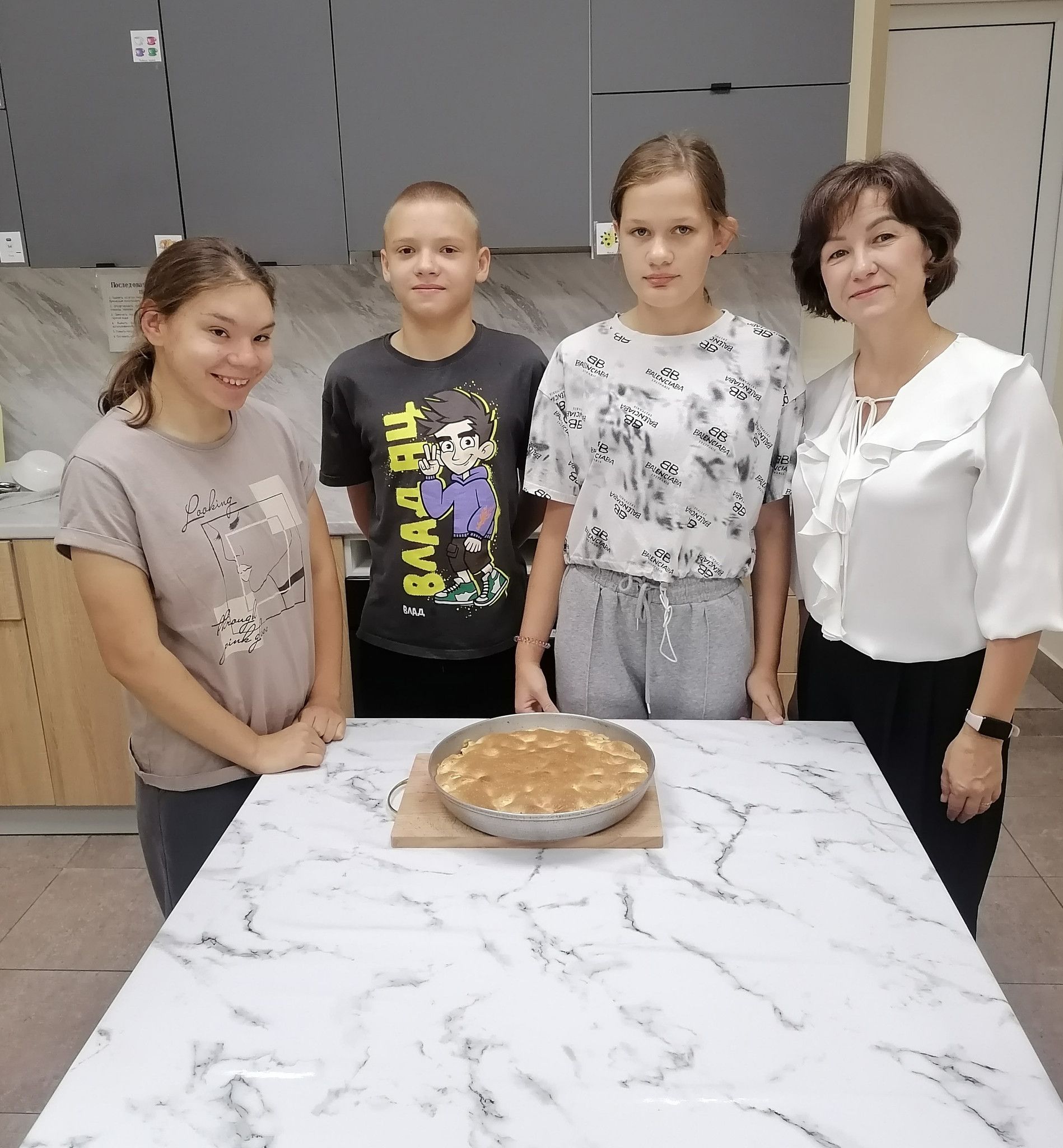 Аксубайның «Нежность» үзәгендәге «Кулинария остаханәсе»нә йөрүчеләр алма бәлеше пешерделәр