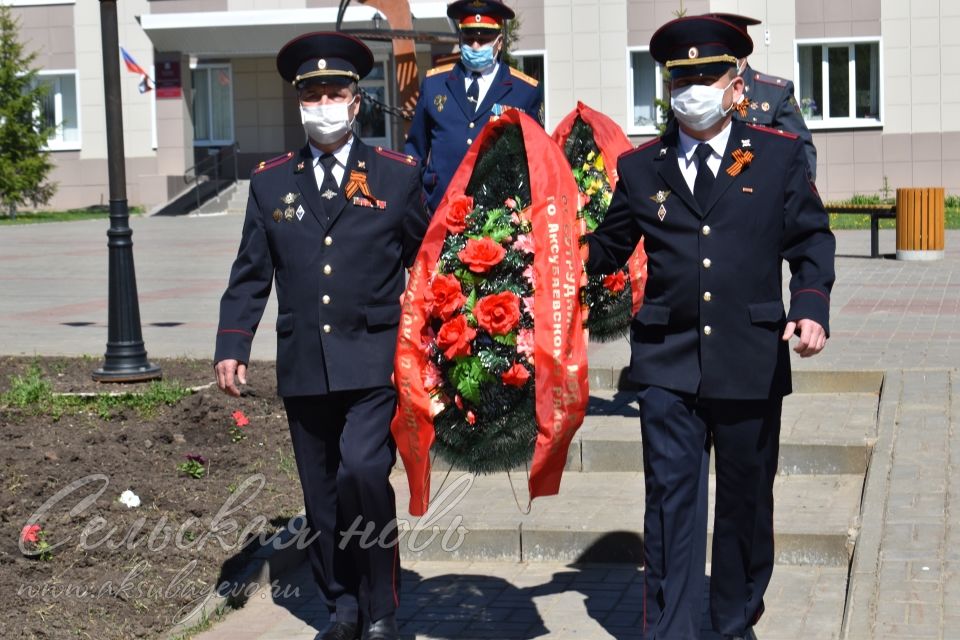 В Аксубаеве прошла церемония возложения цветов к Вечному огню и памятнику павшим