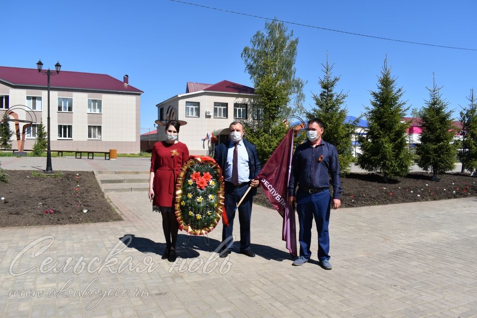 В Аксубаеве прошла церемония возложения цветов к Вечному огню и памятнику павшим