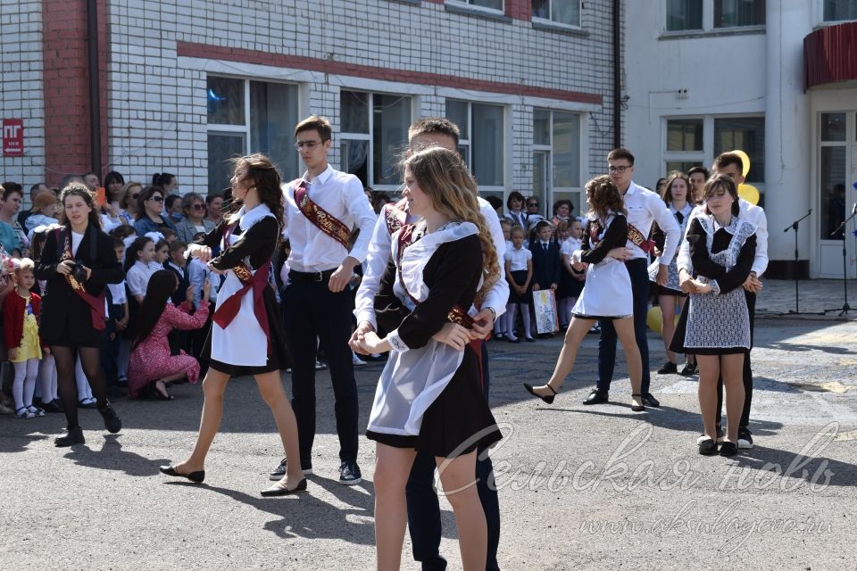 Для аксубаевских выпускников прозвенел Последний звонок