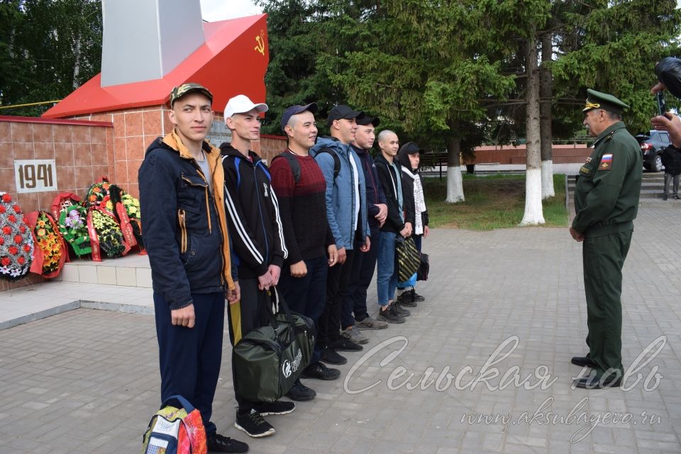 Аксубаевские призывники напутствия получили под военные марши