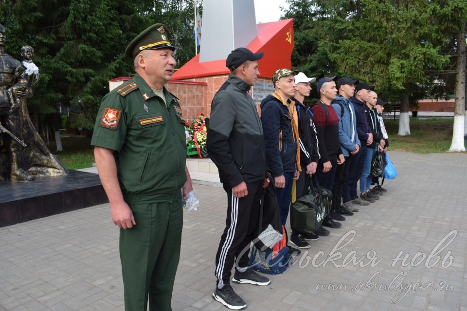 Аксубаевские призывники напутствия получили под военные марши