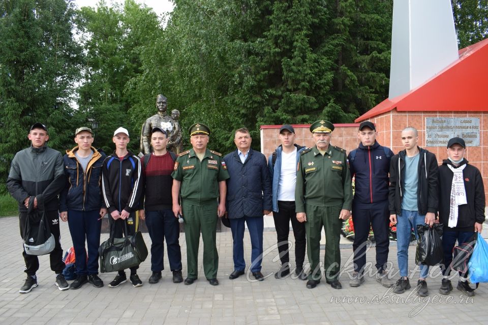 Аксубаевские призывники напутствия получили под военные марши