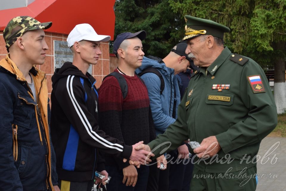 Аксубаевские призывники напутствия получили под военные марши