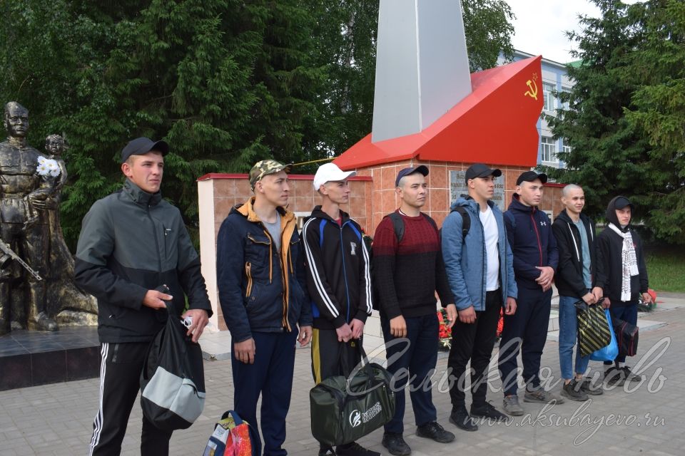 Аксубаевские призывники напутствия получили под военные марши