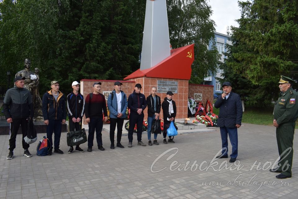 Аксубаевские призывники напутствия получили под военные марши