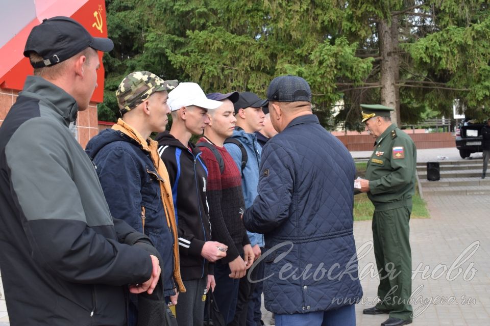 Аксубаевские призывники напутствия получили под военные марши