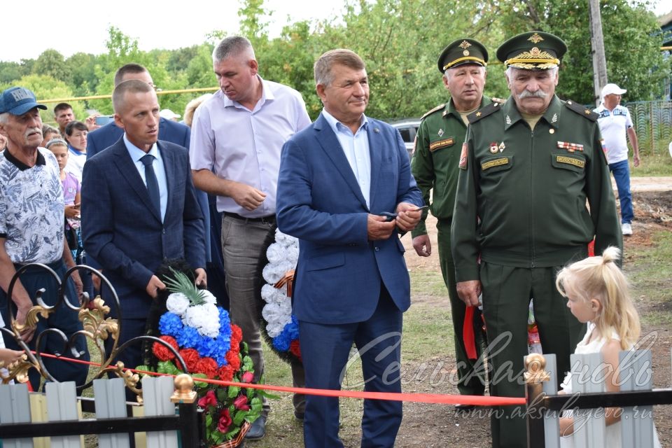 В поселке Федоровский в день столетия деревни открыли памятник воинам-землякам