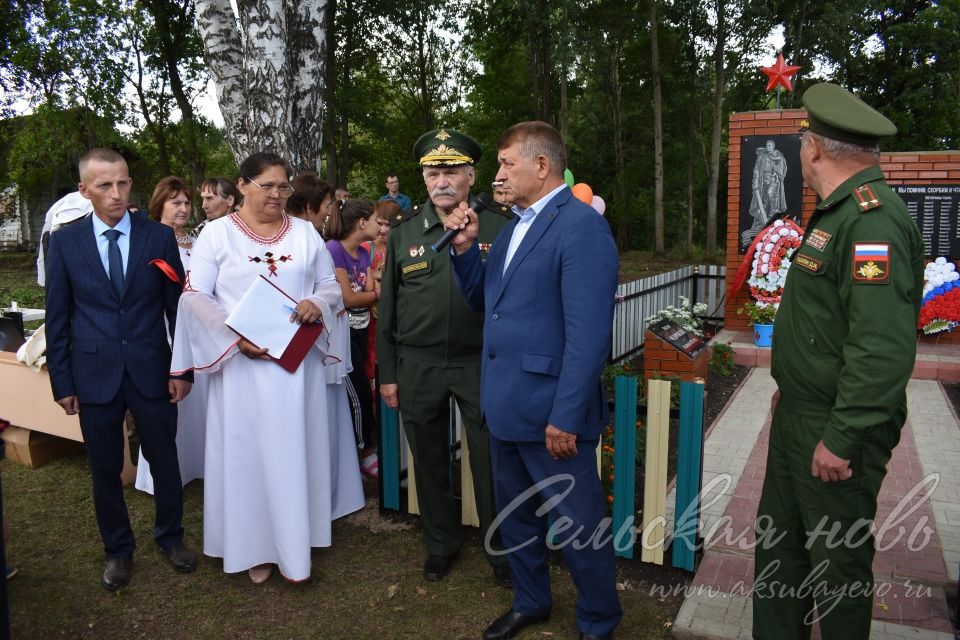 В поселке Федоровский в день столетия деревни открыли памятник воинам-землякам