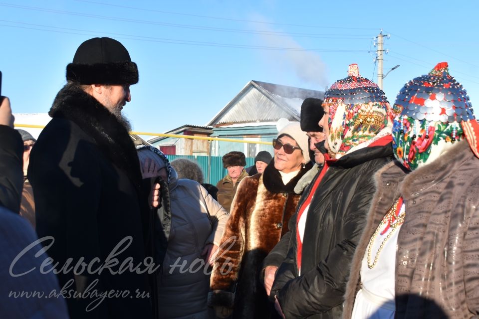 В Аксубаевском районе освятили купола и кресты строящегося здания церкви