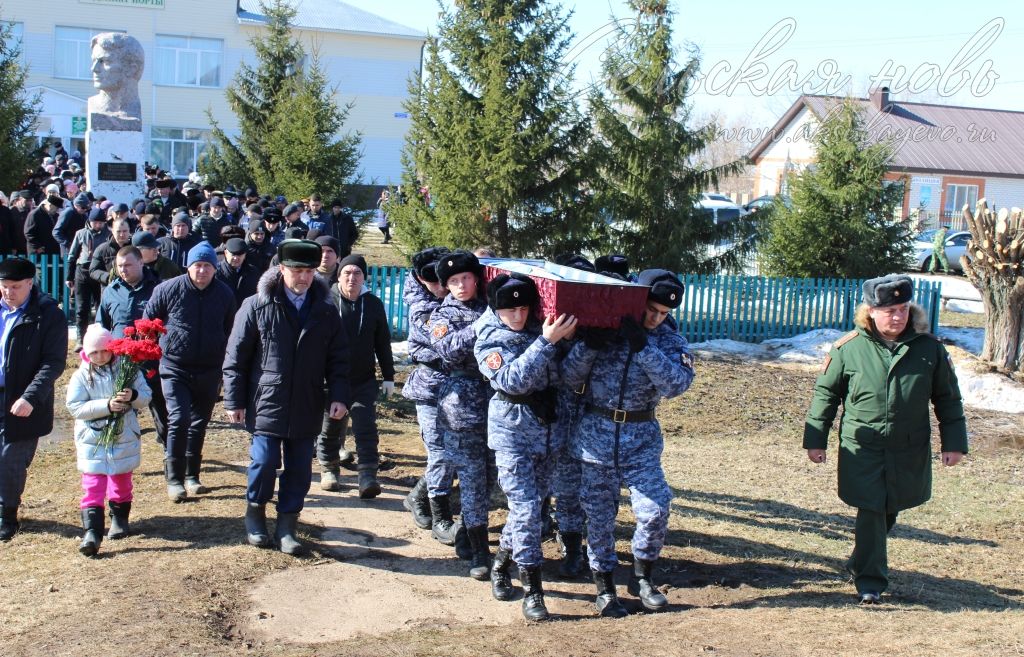 Аксубаевский район простился с 21-летним добровольцем Булатом Шакировым