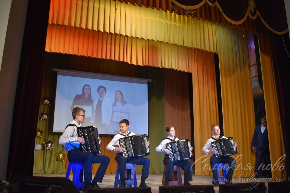 Аксубай районының төп сәхнәсендә иң яхшы укучыларны бүләкләделәр