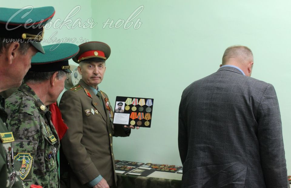 Емелькинода МХО сугышчысына истәлек тактасы ачылды