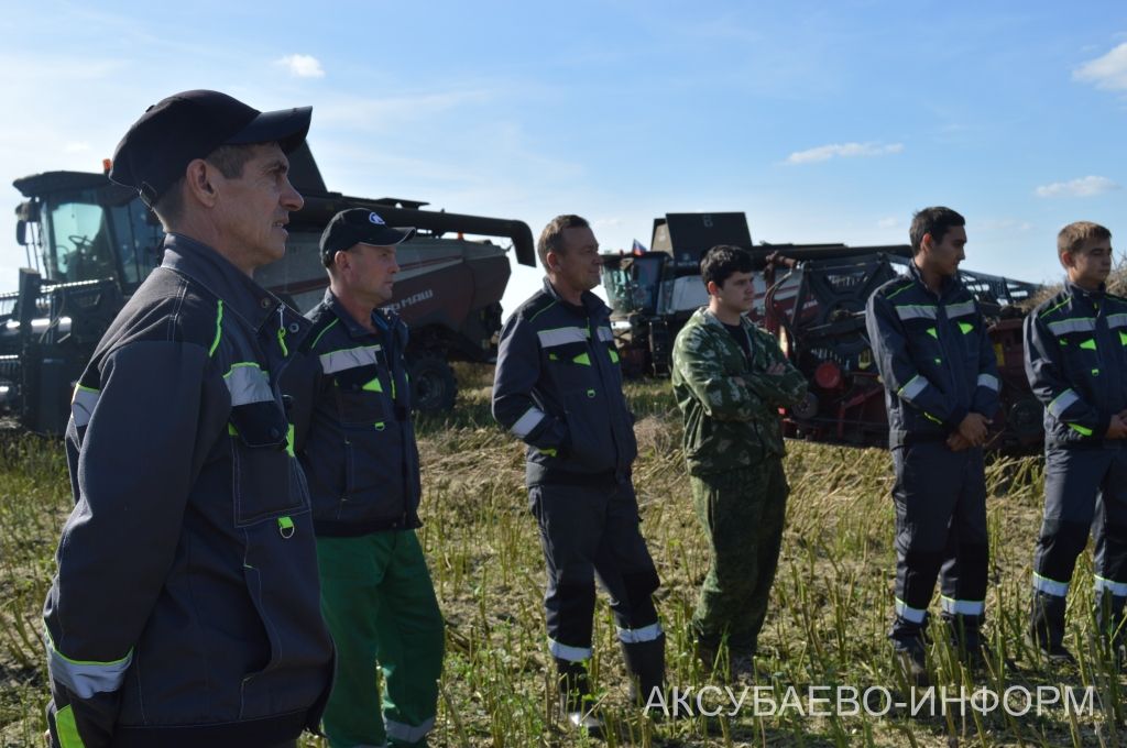 В Аксубаевском районе наградили комбайнеров во время уборки рапса 19.09.2026