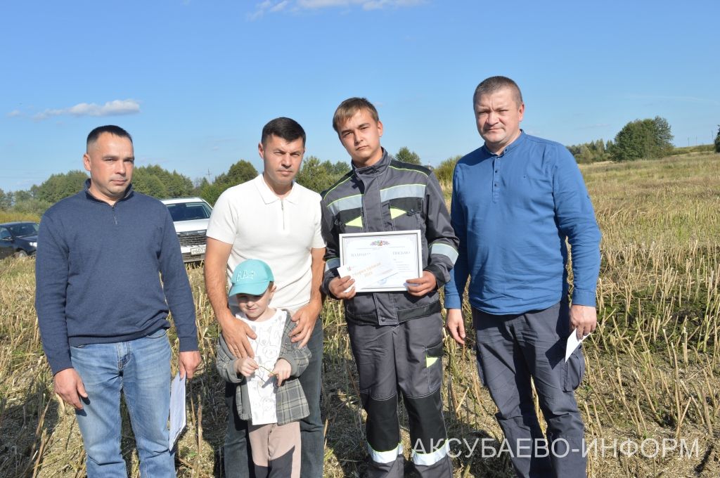 В Аксубаевском районе наградили комбайнеров во время уборки рапса 19.09.2026