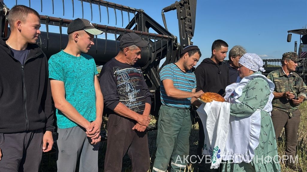 В Аксубаевском районе наградили комбайнеров во время уборки рапса 19.09.2026