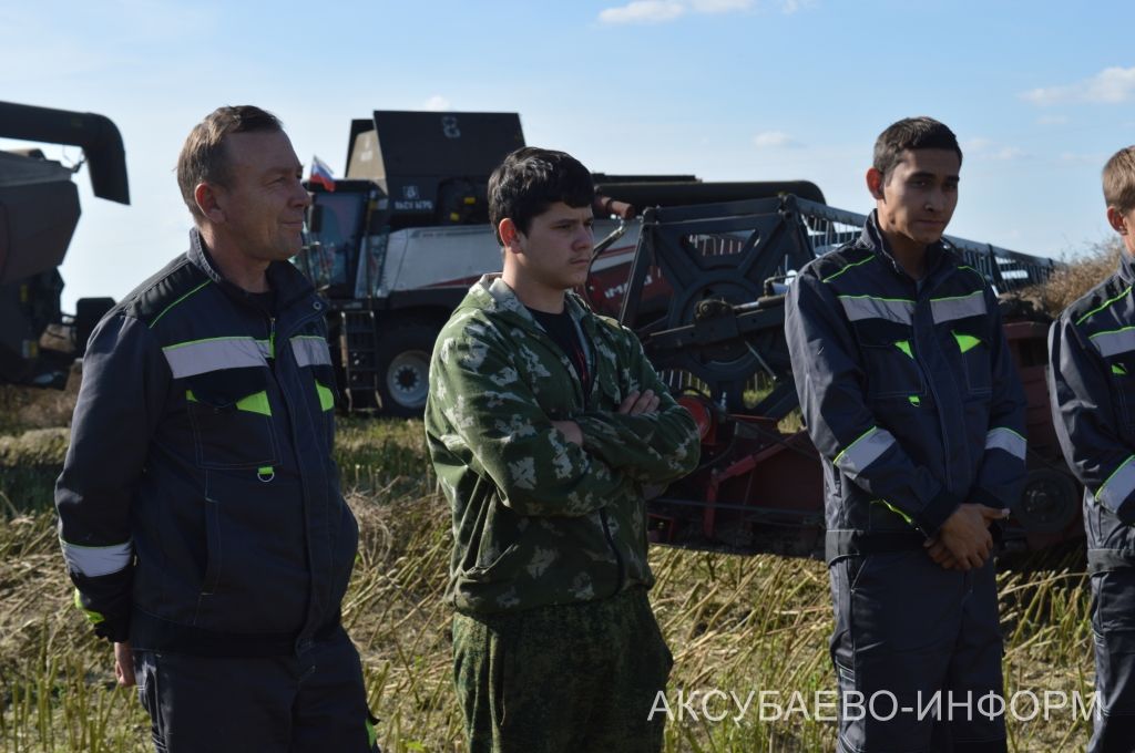 В Аксубаевском районе наградили комбайнеров во время уборки рапса 19.09.2026