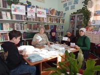 В Старочувадамской библиотеке Аксубаевского района собрали помощь для бойцов СВО: «сухой душ» и средства на масксети