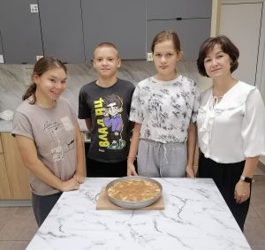 Воспитанники «Кулинарной мастерской» в Аксубаевском центре «Нежность» пекли яблочный пирог