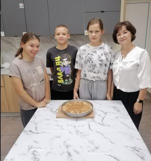 Аксубайның «Нежность» үзәгендәге «Кулинария остаханәсе»нә йөрүчеләр алма бәлеше пешерделәр