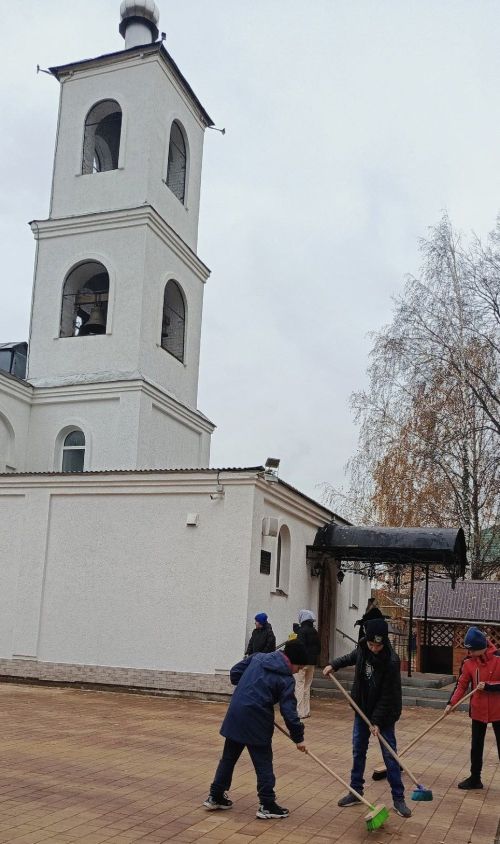 Аксубаевские школьники помогли навести порядок на территории храма