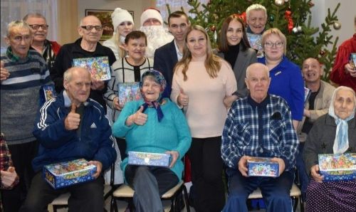 Делиться добротой души с одинокими людьми