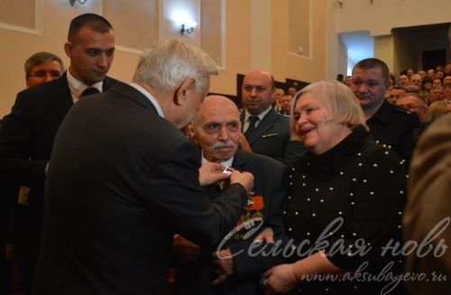 Фарид Мухаметшин вручил юбилейную медаль 80-летия Победы аксубаевскому ветерану Николаю Панюкову