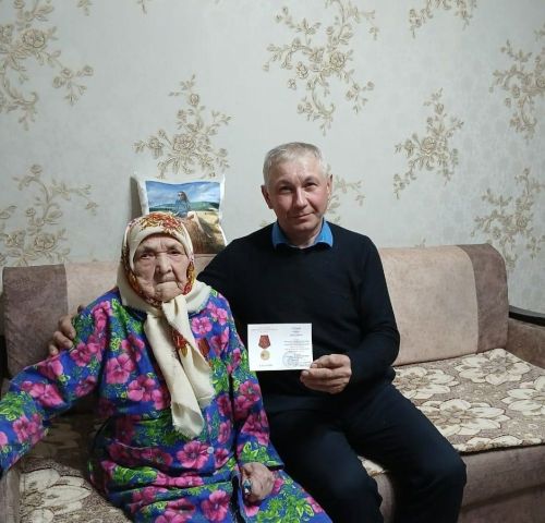 100-летняя жительница Аксубаевского района получила медаль 80-лет Победы