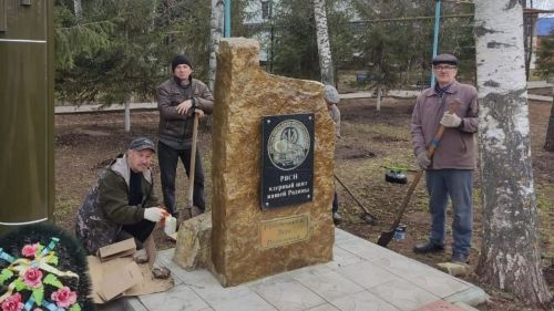 Порядок и уважение: в Аксубаеве обновлены памятники родов войск