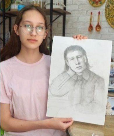 Юные художники Аксубаева создали портреты Хасана Туфана