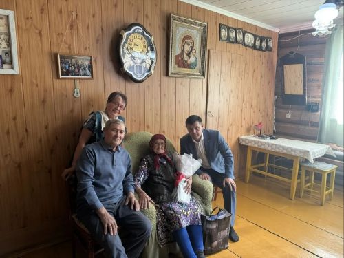 Аксубайның өлкән кешесе район башлыгының котлауларын кабул итте