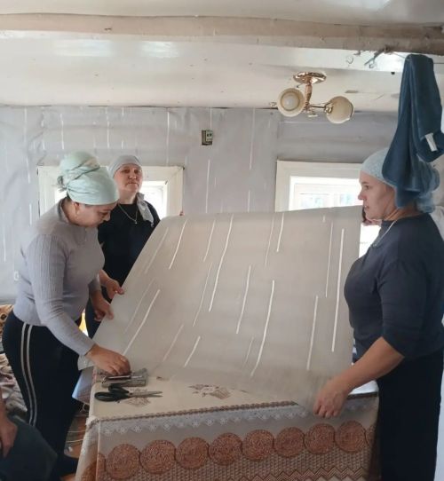 Аксубаевские соцработники подарили праздник одинокой пенсионерке