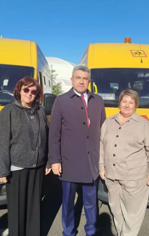 Аксубай районы Рөстәм Миңнехановтан яңа мәктәп автобусы ачкычын алды