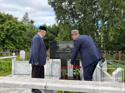 Экзам Губайдуллин почтил память экс-мэра Набережных Челнов, возложив цветы на его могилу в Аксубаеве