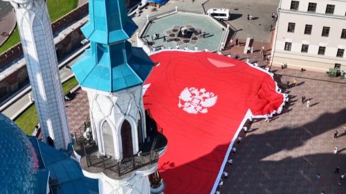 «Футболга килегез!»: в Казанском Кремле развернули гигантскую форму сборной России