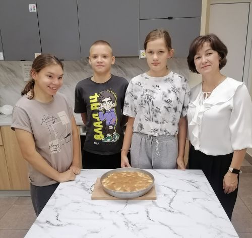 Воспитанники «Кулинарной мастерской» в Аксубаевском центре «Нежность» пекли яблочный пирог