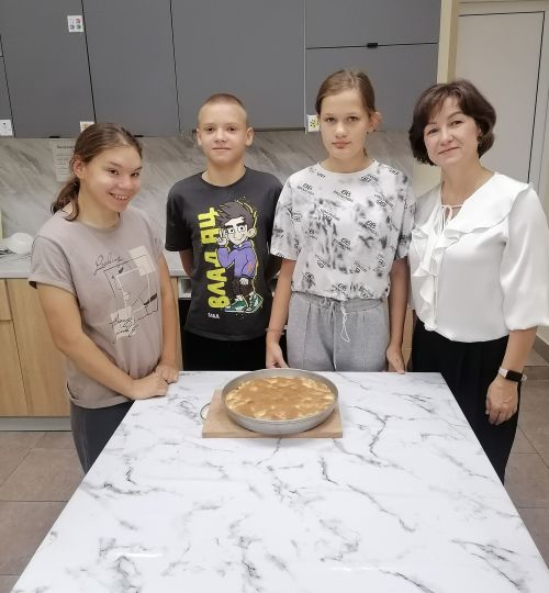 Аксубайның «Нежность» үзәгендәге «Кулинария остаханәсе»нә йөрүчеләр алма бәлеше пешерделәр