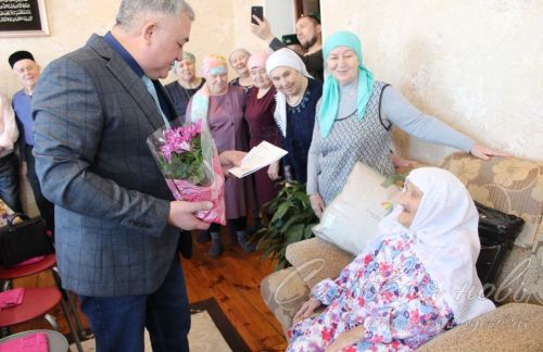 Юбиляр ил-көннәребезгә тынычлык теләп дога кыла