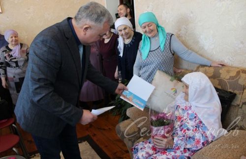 Юбиляр ил-көннәребезгә тынычлык теләп дога кыла