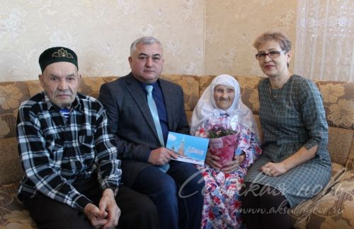 Юбиляр ил-көннәребезгә тынычлык теләп дога кыла
