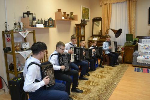 Аксубай музееның күргәзмәләр залы чигү эшләре белән тулды