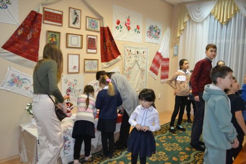 Аксубай музееның күргәзмәләр залы чигү эшләре белән тулды