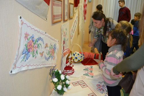 Аксубай музееның күргәзмәләр залы чигү эшләре белән тулды