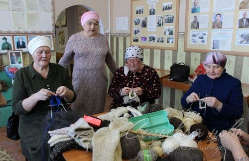 В музее Газиза Кашапова вяжут носки для мобилизованных