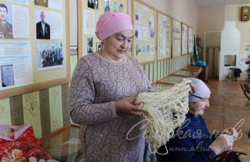 В музее Газиза Кашапова вяжут носки для мобилизованных