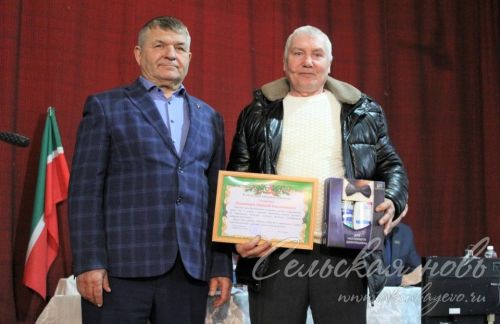 В музее Газиза Кашапова вяжут носки для мобилизованных