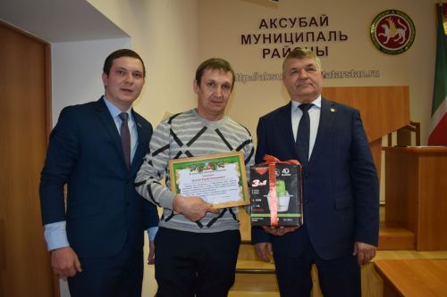 Сотрудника Аксубаевского исполкома наградили за добросовестный труд