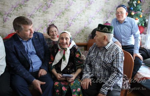 Ятим балаларга әниләрен алыштырган