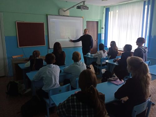 Воспитывать патриотов помогают экспонаты школьного музея