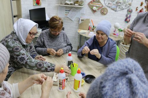 Пациенты реабилитационного отделения Центра социального обслуживания создают рукотворную красоту